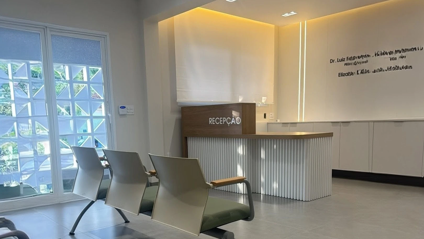 Interior da Clínica Damas com recepção humanizada